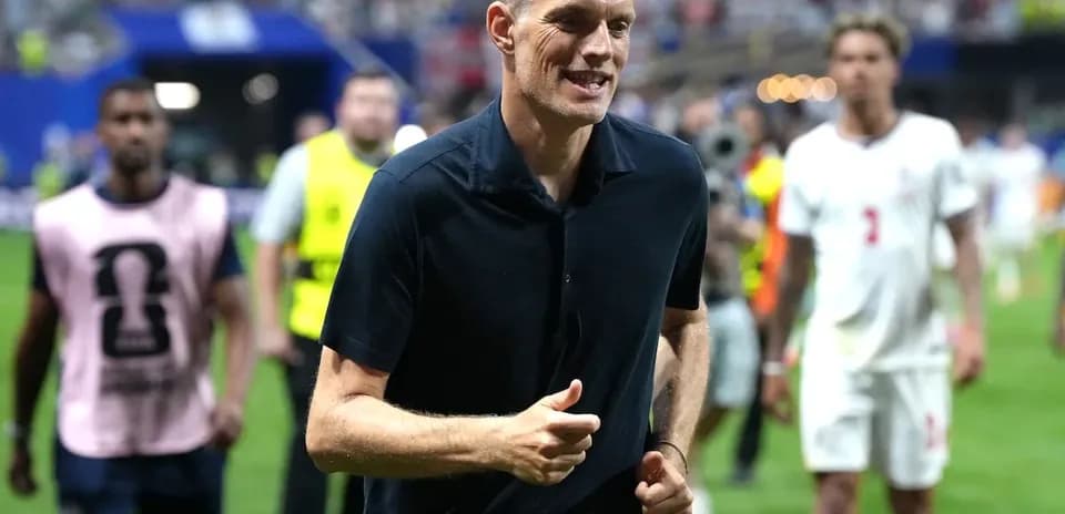 Trener maydoni bo'ylab yugurayotgan