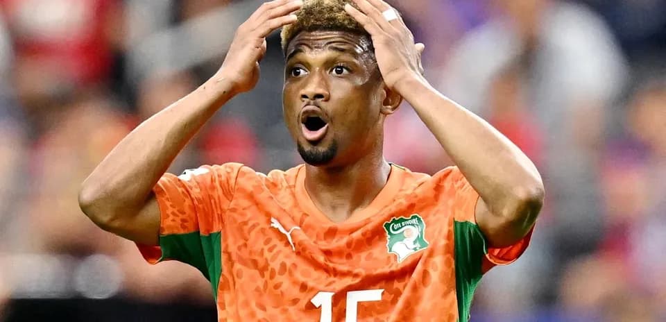 Futbolchi raqibga qarshi harakatda tanbeh berayapti