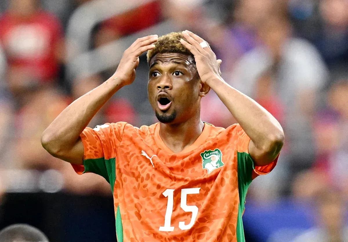 Futbolchi raqibga qarshi harakatda tanbeh berayapti