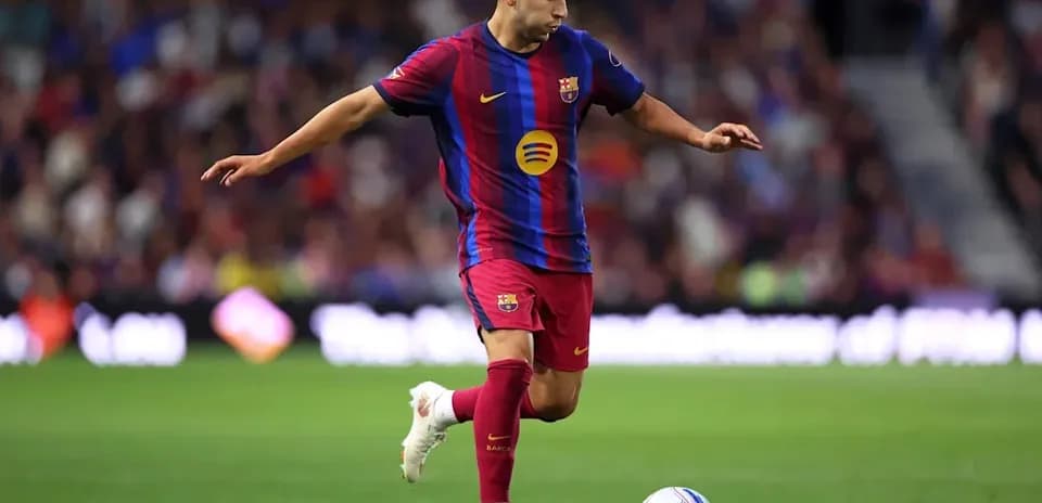 Futbolchi to'pni zarba berish uchun tayyorlanmoqda
