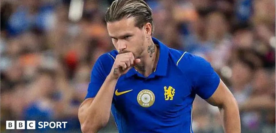Futbolchi Chelsea formasi bilan maydonda