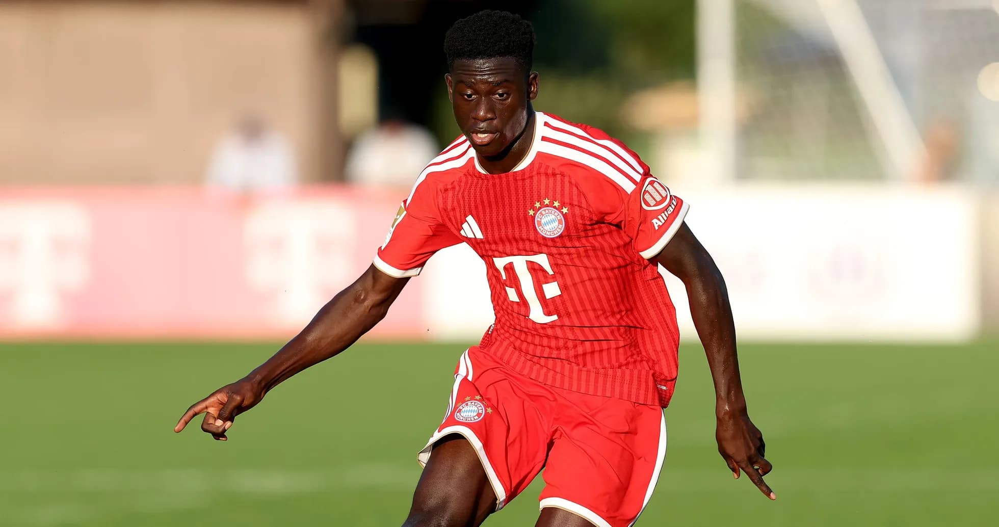 Futbolchi Bayern Munchen formasida maydonda harakatda