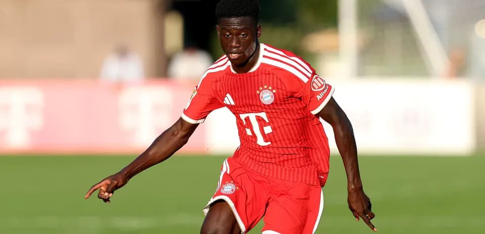 Futbolchi Bayern Munchen formasida maydonda harakatda