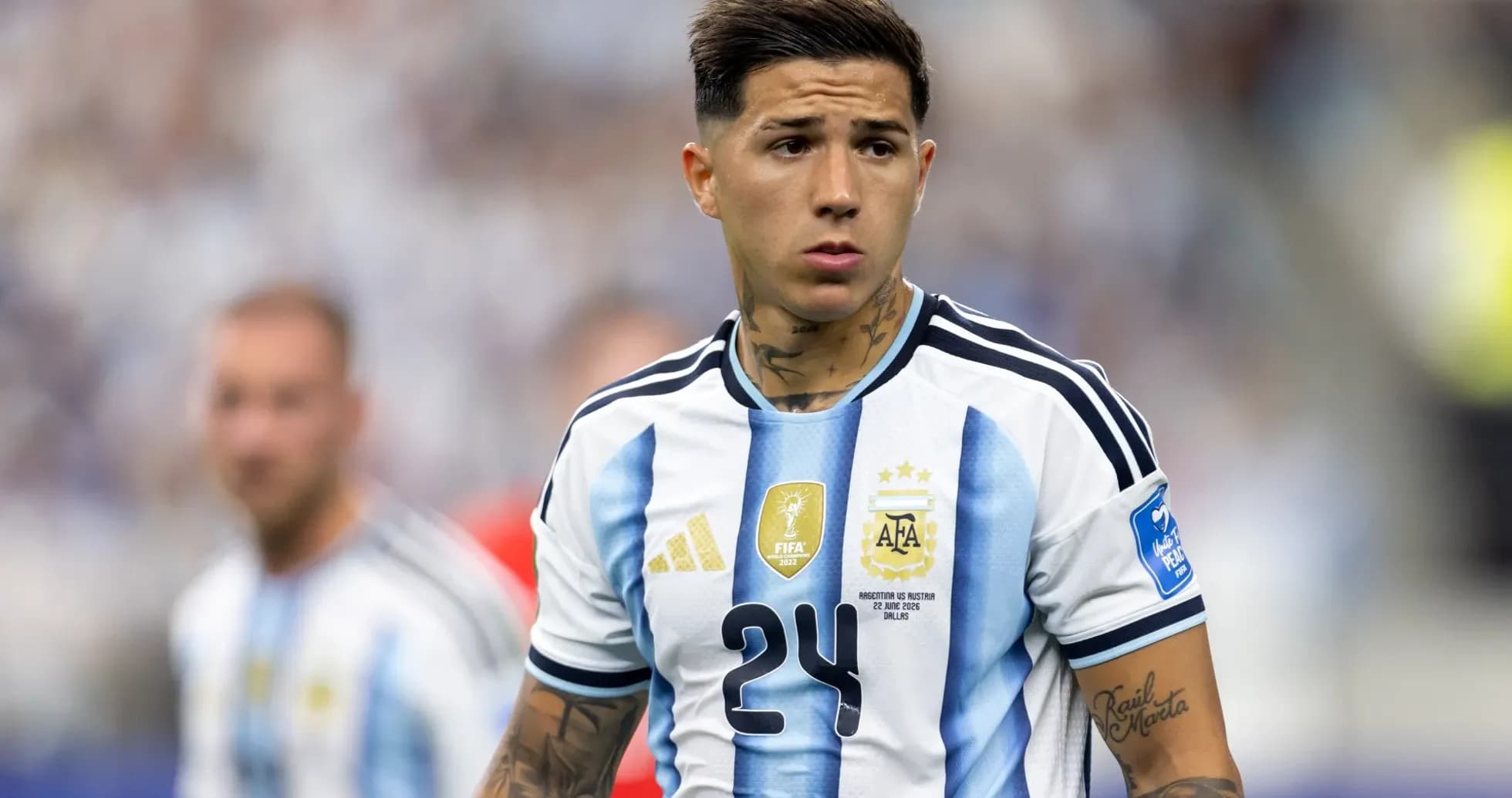 Futbolchi Argentina formasida maydonda