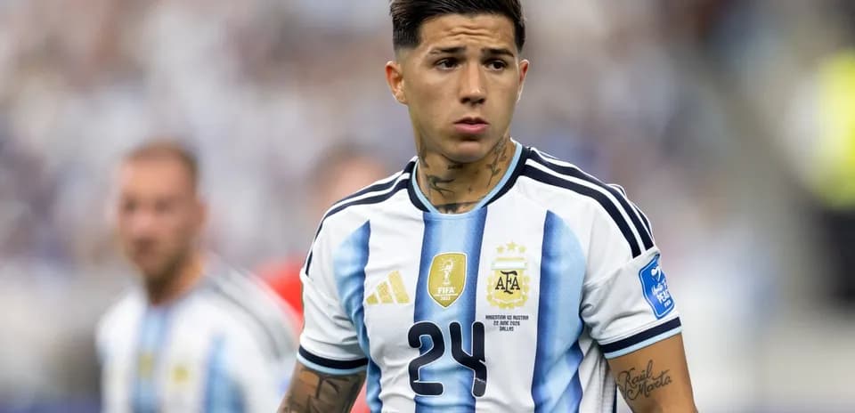 Futbolchi Argentina formasida maydonda