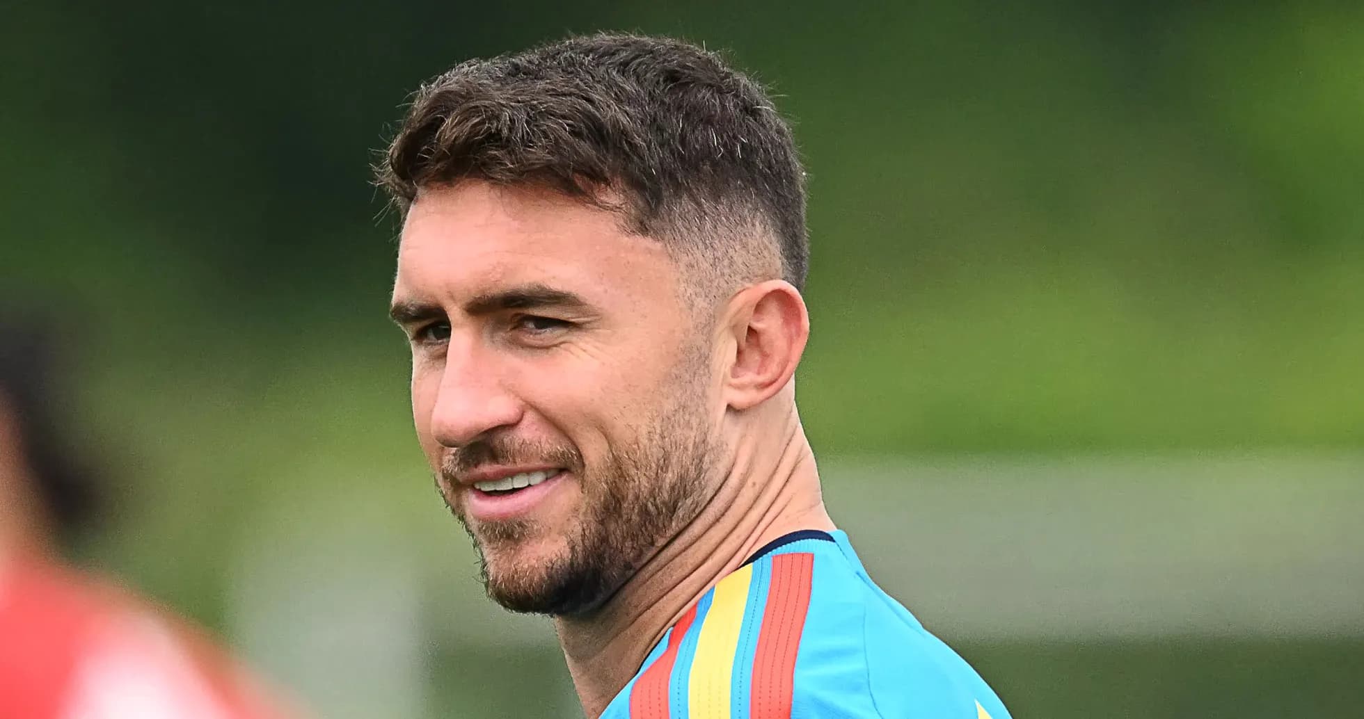 Futbolchi mashg'ulotda, ko'k forma kiygan