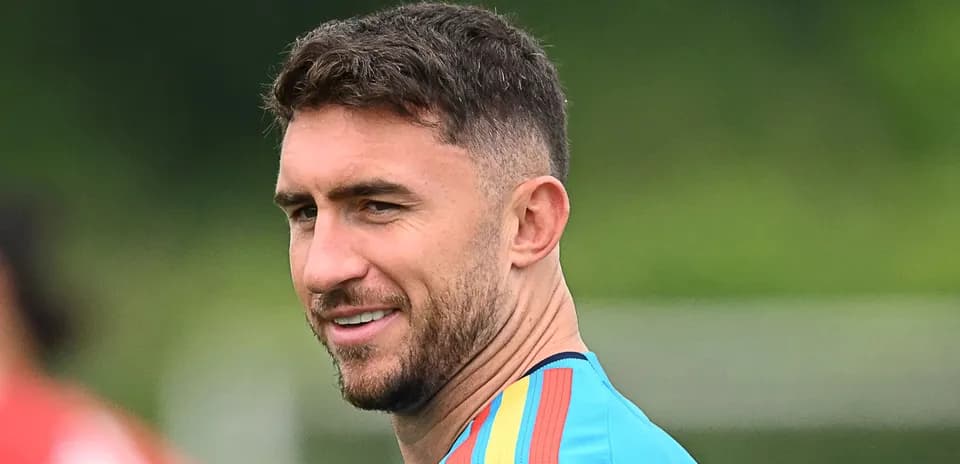 Futbolchi mashg'ulotda, ko'k forma kiygan