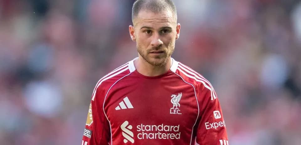 Futbolchi LFC formasi bilan maydonda