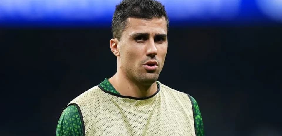Futbolchi to'plarga tayyorlanayotgan holatda