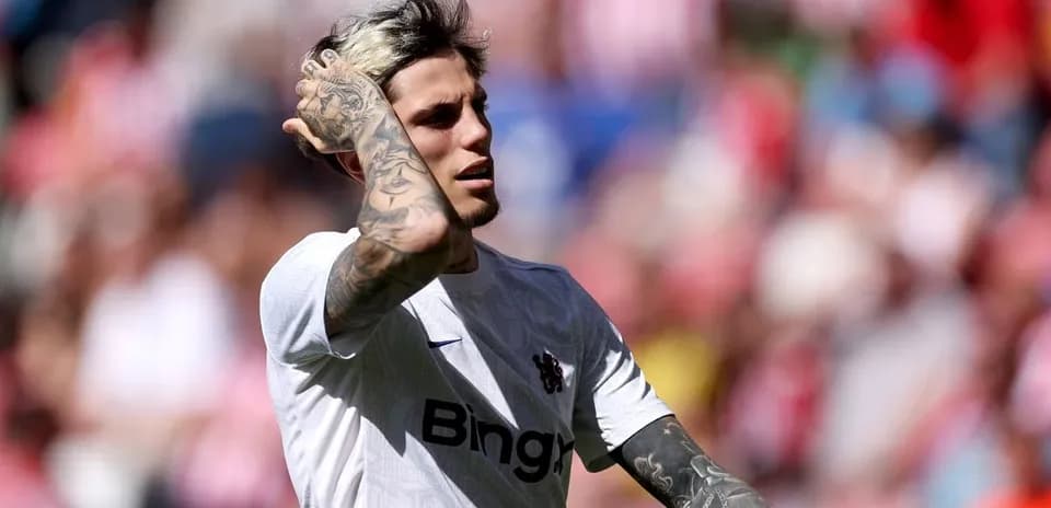 Futbolchi maydonda qo'lini boshiga qo'ygan