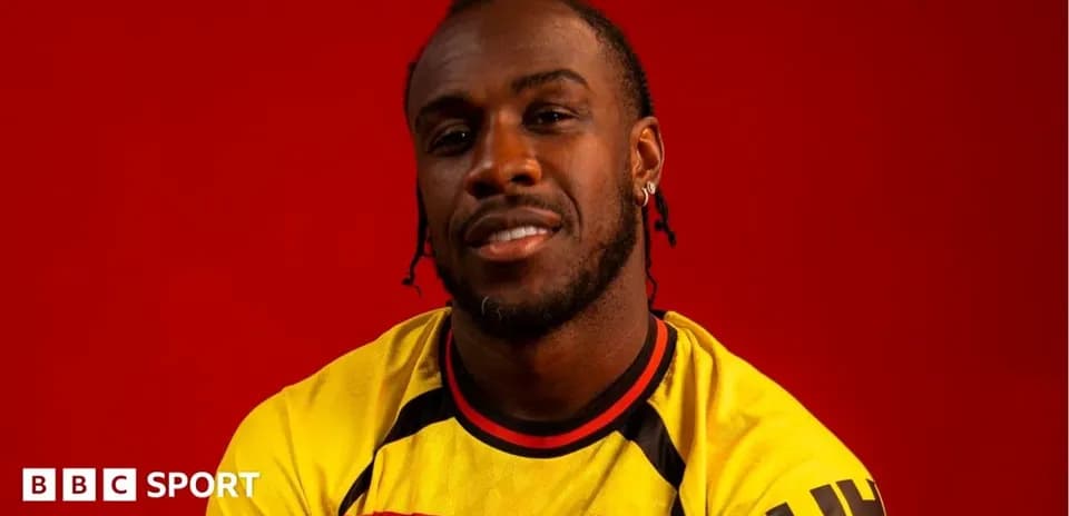 Futbolchi Watford formasi bilan rasmda