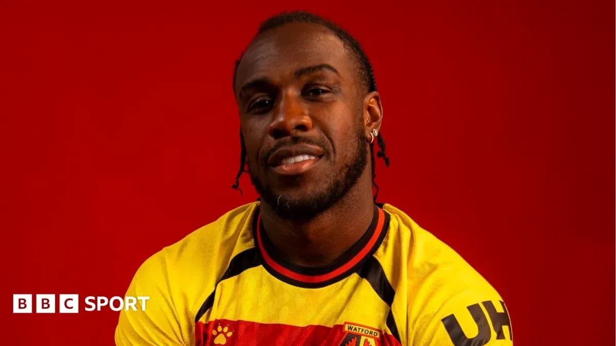 Futbolchi Watford formasi bilan rasmda