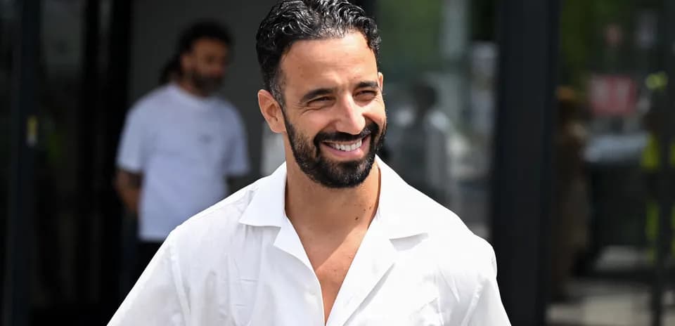 Yigit aktrisa oq ko'ylakda tabassum bilan chiqmoqda