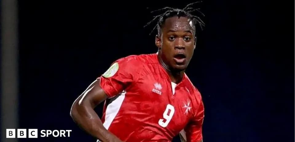 Futbolchi raqibga qarshi harakatlanmoqda