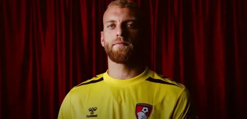 Futbolchi AFC Bournemouth formasida turgan