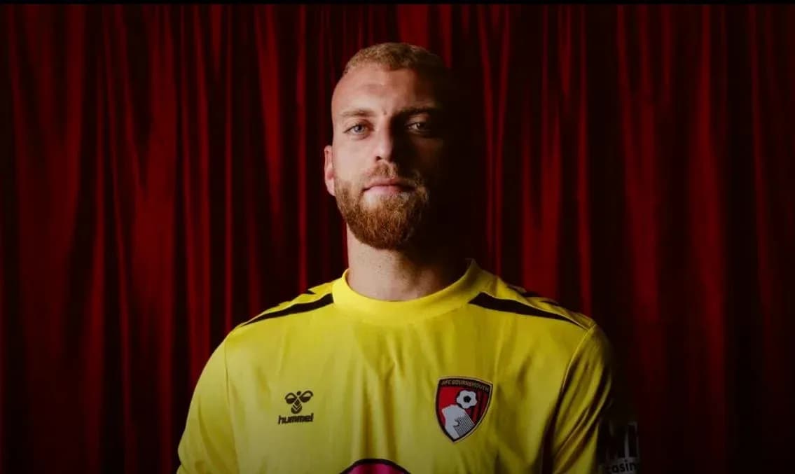 Futbolchi AFC Bournemouth formasida turgan