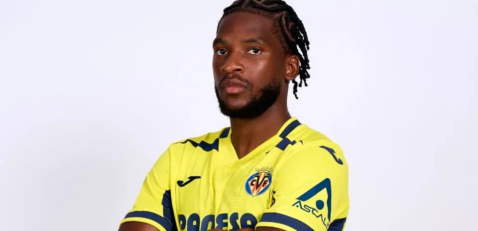 Futbolchi sari forma kiygan holda poz berayotgan