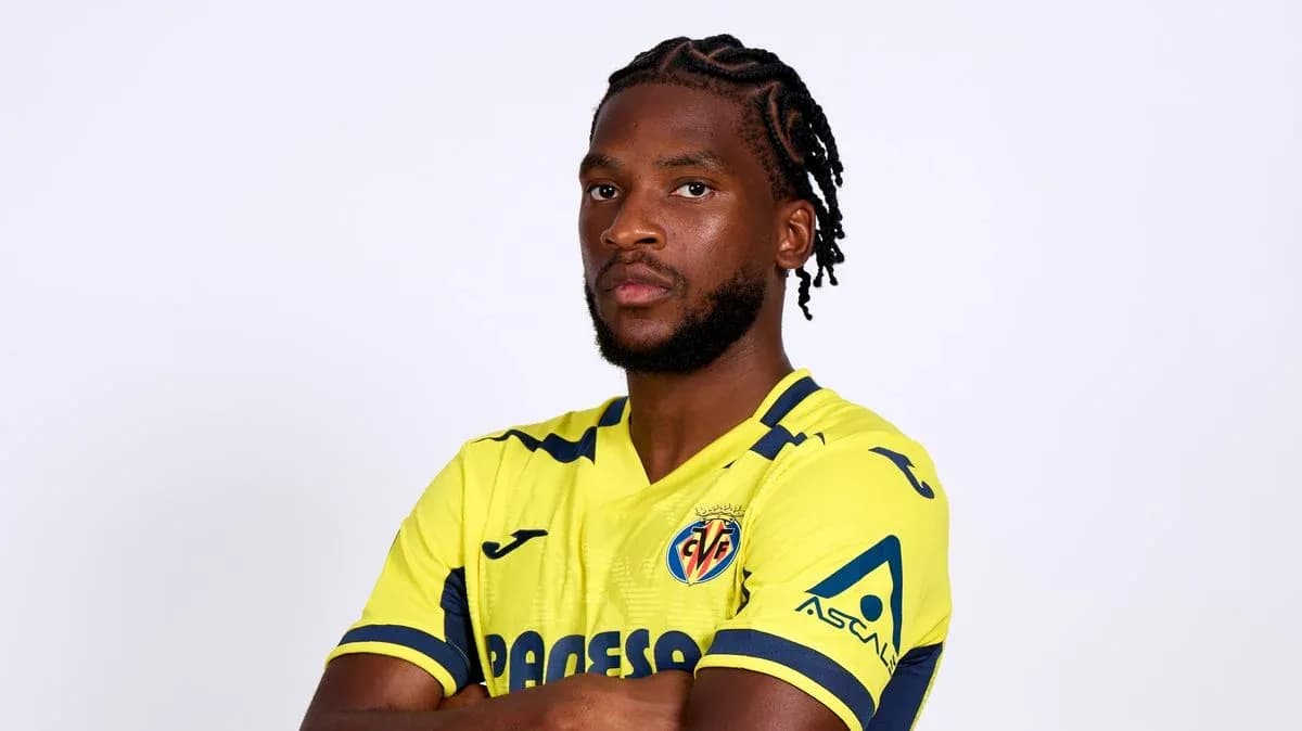 Futbolchi sari forma kiygan holda poz berayotgan