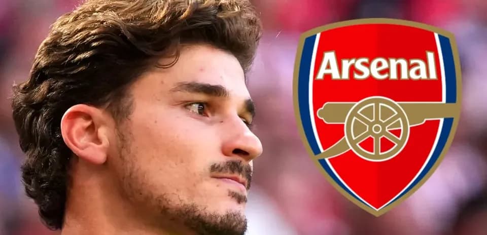 Futbolchi Arsenal logosi bilan suratga olingan