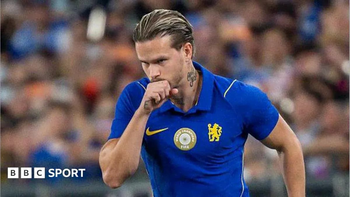 Futbolchi o'yin davomida qo'lini og'ziga qo'ygan