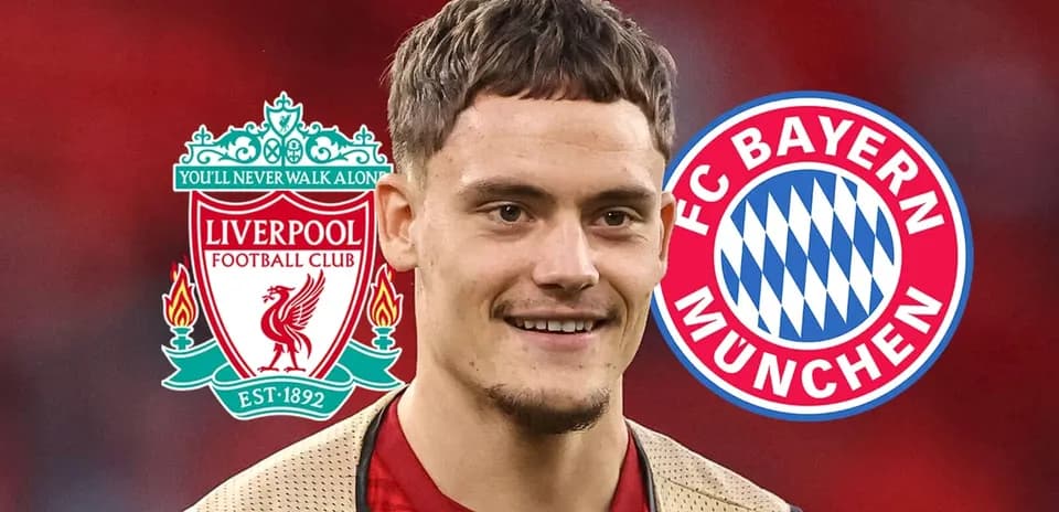 Futbolchi Liverpool va Bayern logotiplari bilan