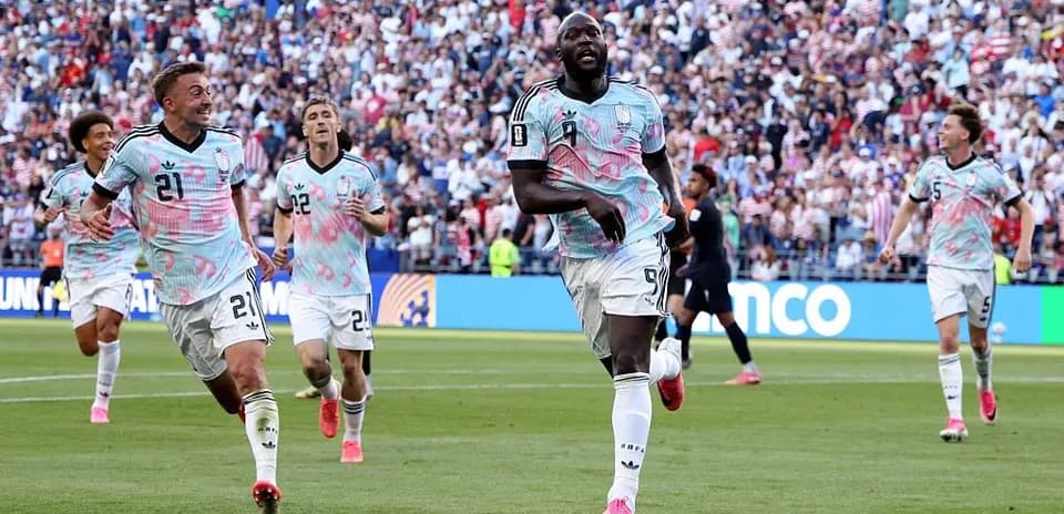 O'yinchilar gol urganidan keyin nishonlashmoqda