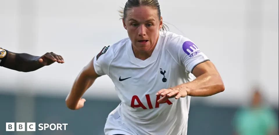 Futbolchi Tottenham formasida yugurayotgan ayol o'yinchi