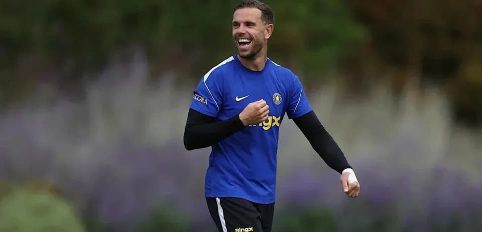 Futbolchi trening paytida kulib yurmoqda
