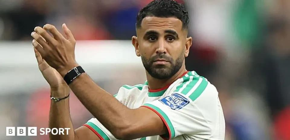 Futbolchi qo'llarini ko'tarib, muxlislarga rahmat aytmoqda