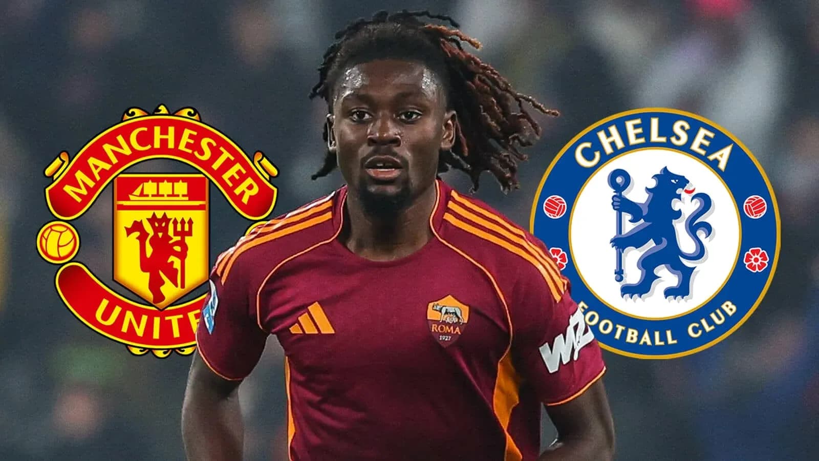 Futbolchi Roma formasida, Manchester United va Chelsea logotiplari
