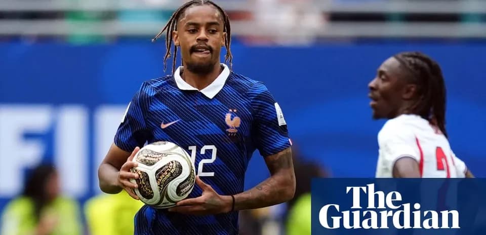 Fransiya futbolchisi to'p bilan maydonda harakatda