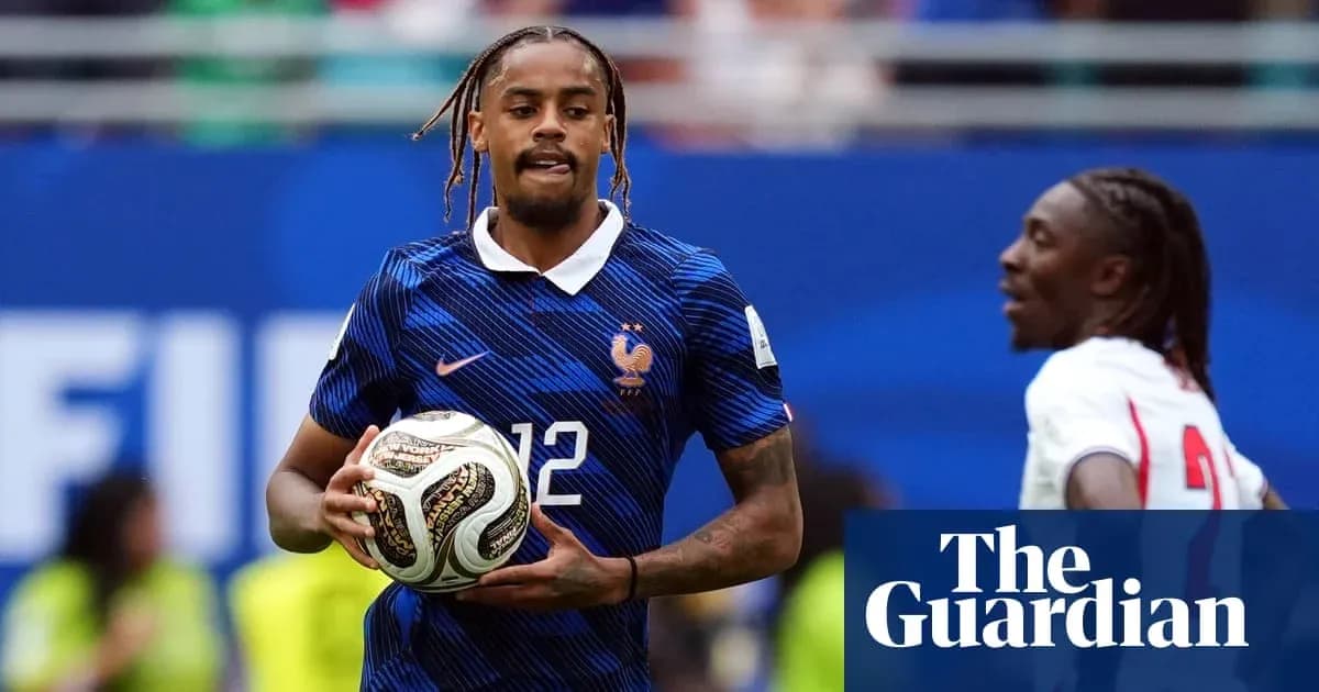 Fransiya futbolchisi to'p bilan maydonda harakatda