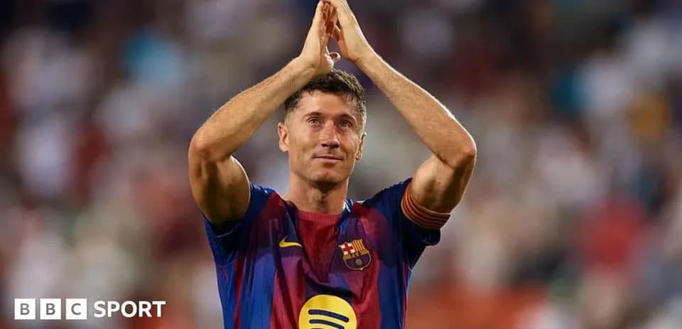 Futbolchi stadionda muxlislarni kutib olishda