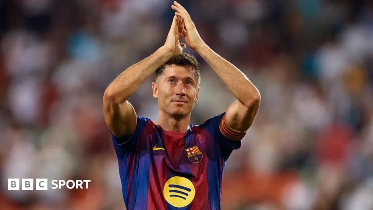Futbolchi stadionda muxlislarni kutib olishda