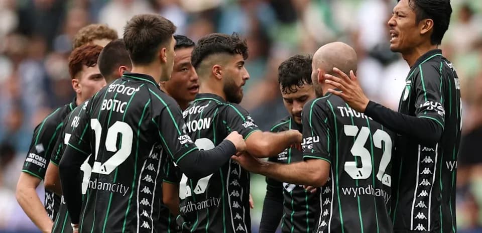 Futbolchilar bir-biriga quchoqlashib, jamoaviy bayram qilmoqda