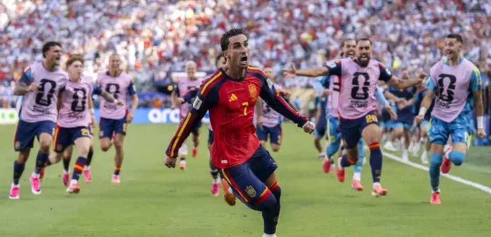Ispaniya futbolchisi gol urishdan keyin qochmoqda