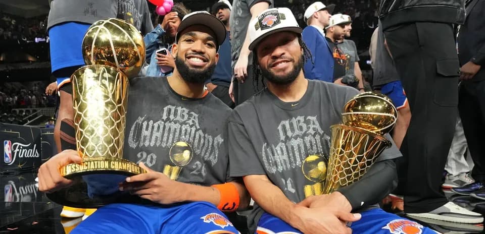 O'yinchilar NBA chempionligi kuboklari bilan o'tirgan
