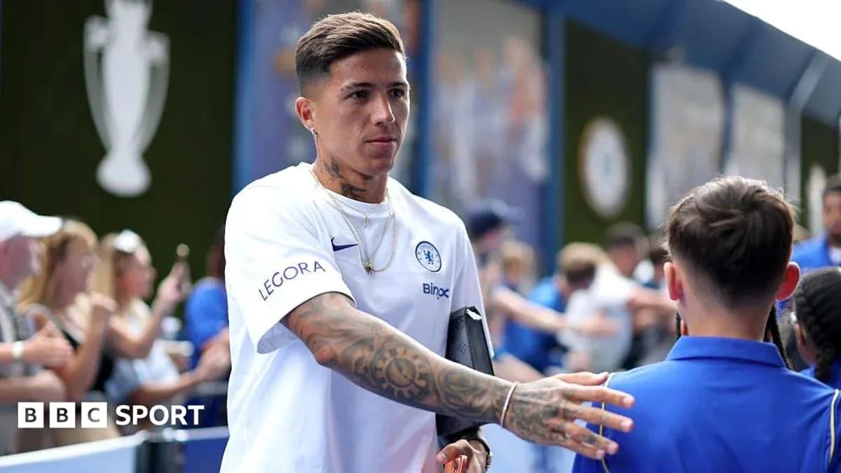Futbolchi bolalar bilan salomlashmoqda