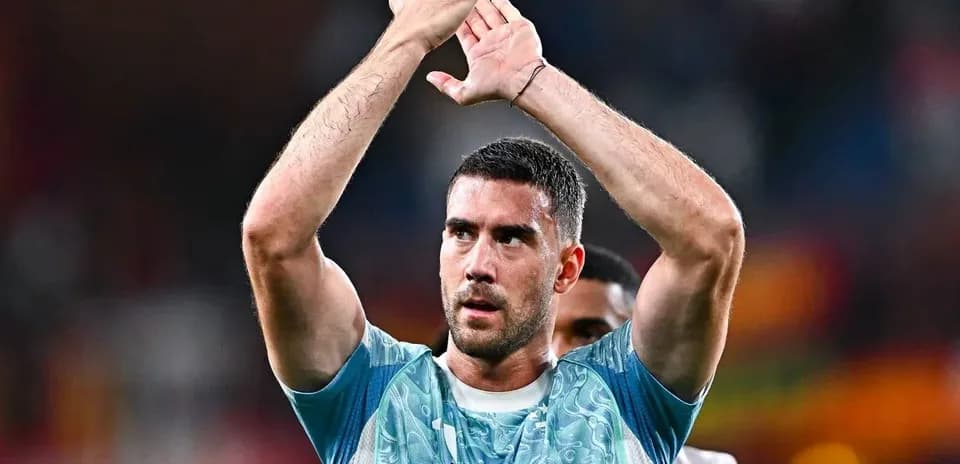 Futbolchi muxlislar oldida qo'llarini ko'tarayapti