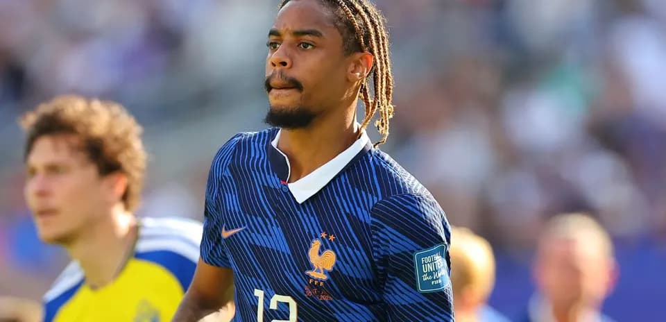 Futbolchi Frantsiya formasida o'yin maydonida