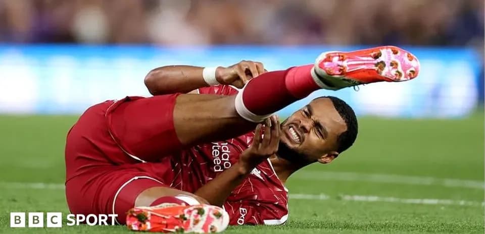 Futbolchi jarohat olib yerda yotmoqda