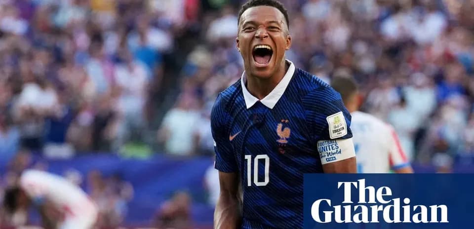 Futbolchi goli urishi bilan nishonlayapti