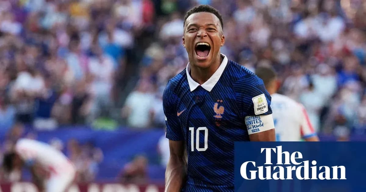 Futbolchi goli urishi bilan nishonlayapti