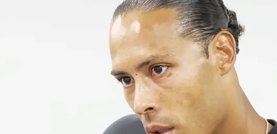 Futbolchi intervyu berayotgan ko'rinadi