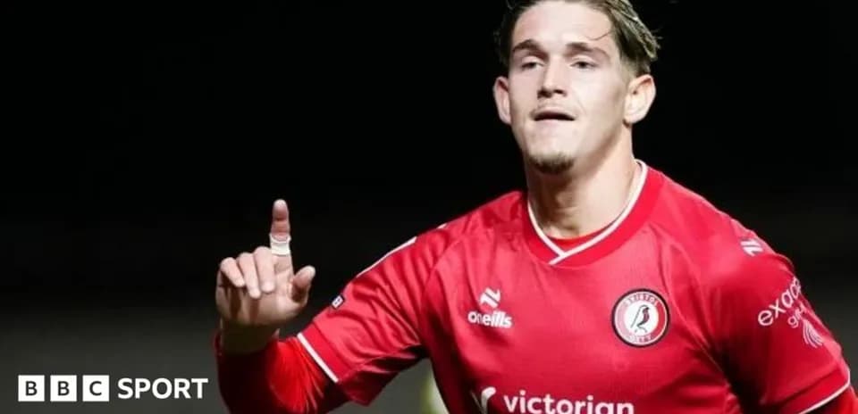 Futbolchi goli nishonlayapti, qizil forma kiygan