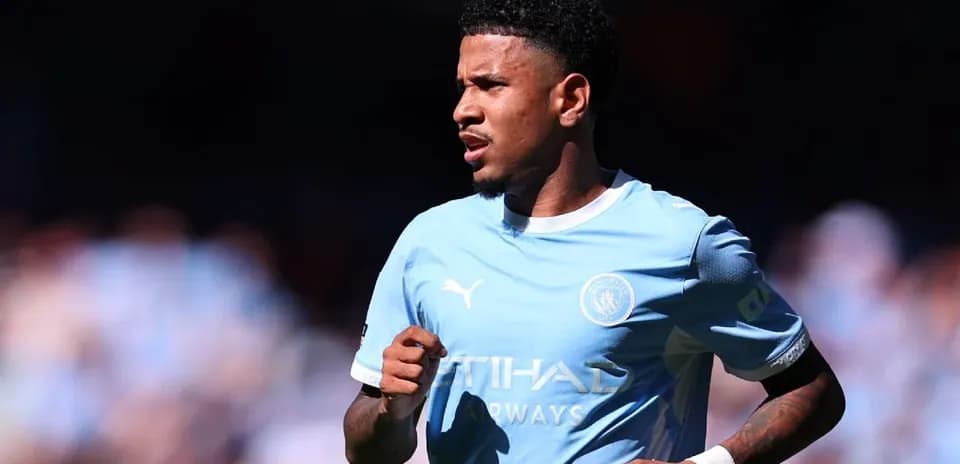 Futbolchi Manchester City formasida maydonda yurmoqda