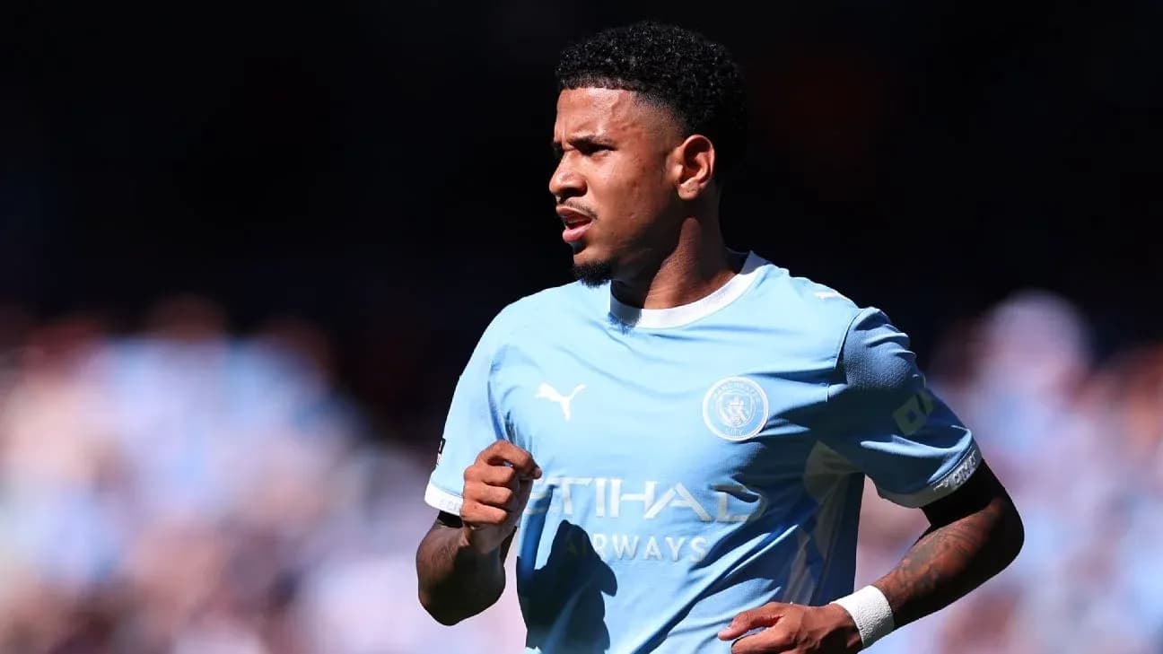 Futbolchi Manchester City formasida maydonda yurmoqda