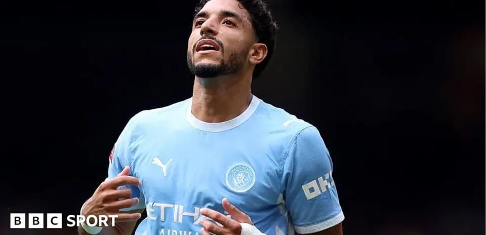 Futbolchi Manchester City formasida gol urayotgan
