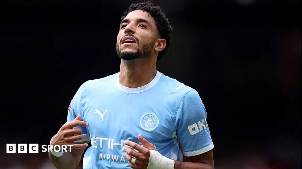 Futbolchi Manchester City formasida gol urayotgan