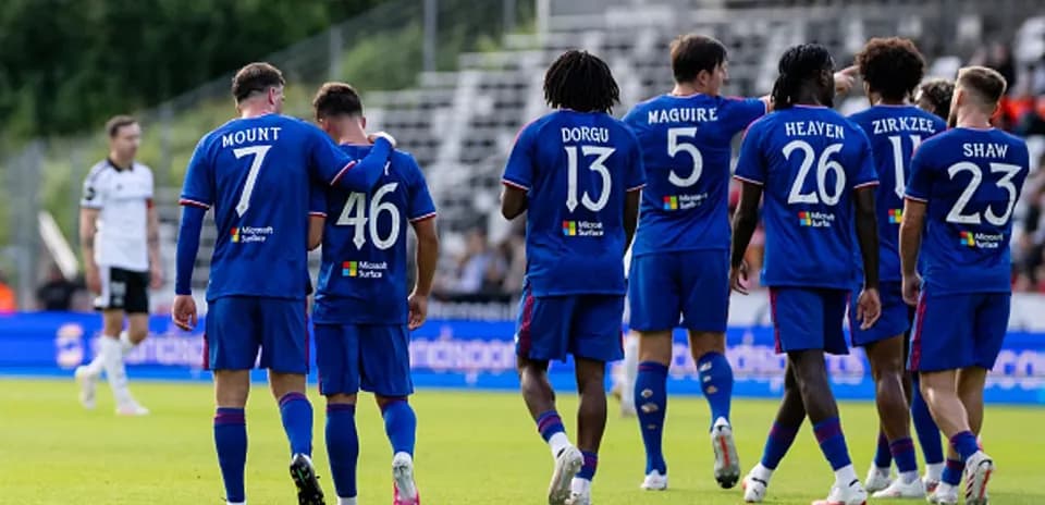Futbolchilar gol urganidan keyin bir-biriga quchoqlashmoqda